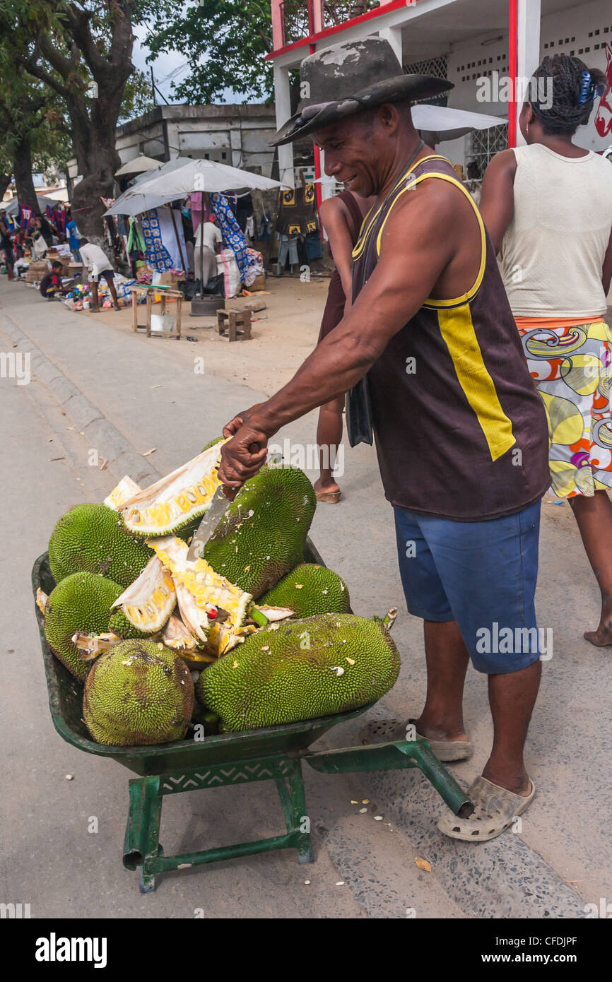 Vendeur de fruits à pain dans le marché d'Ambilobe, nord de Madagascar Banque D'Images