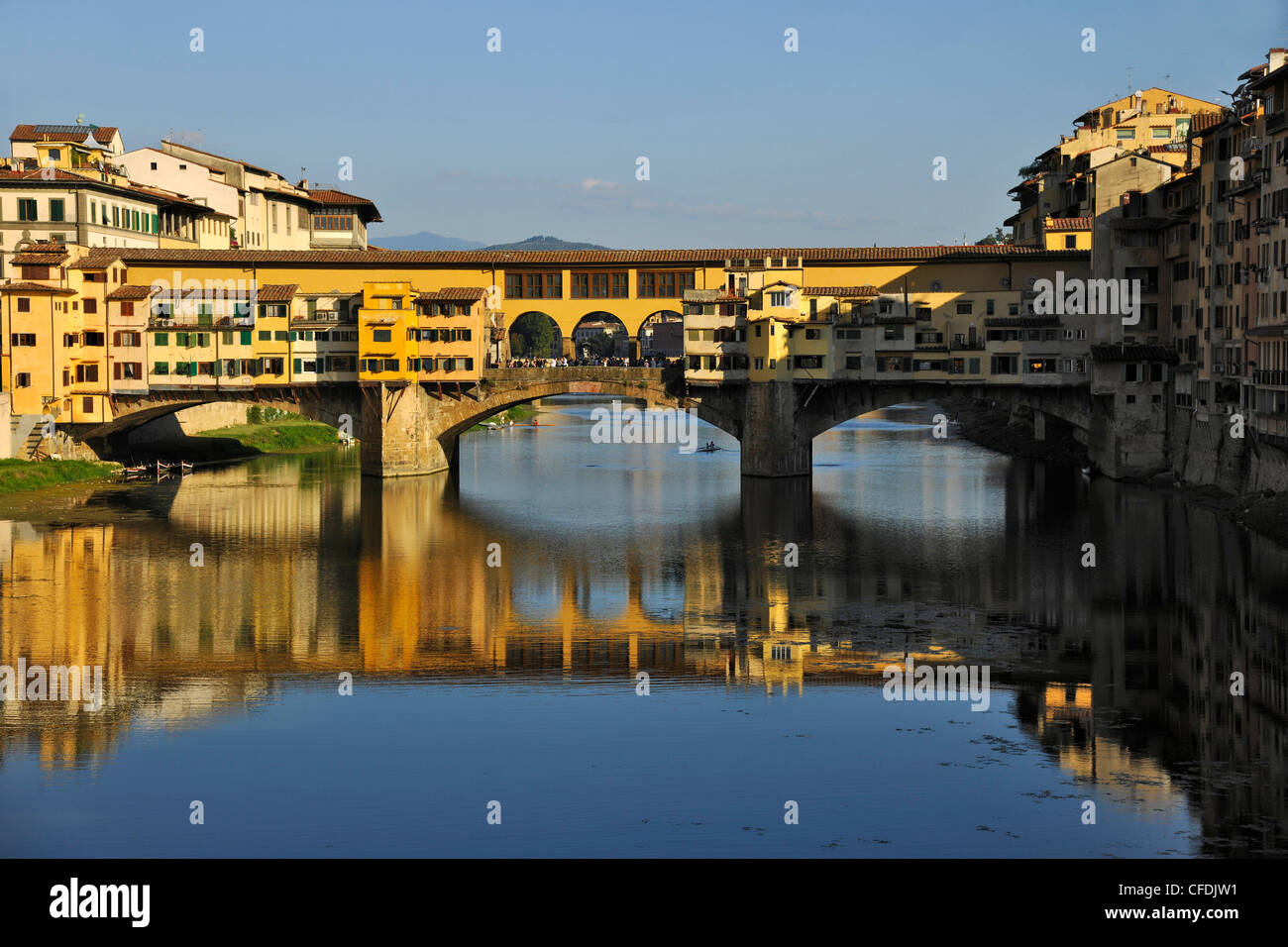 Le pont Ponte Vecchio au-dessus de la rivière Arno dans la lumière du soleil, Florence, Toscane, Italie, Europe Banque D'Images