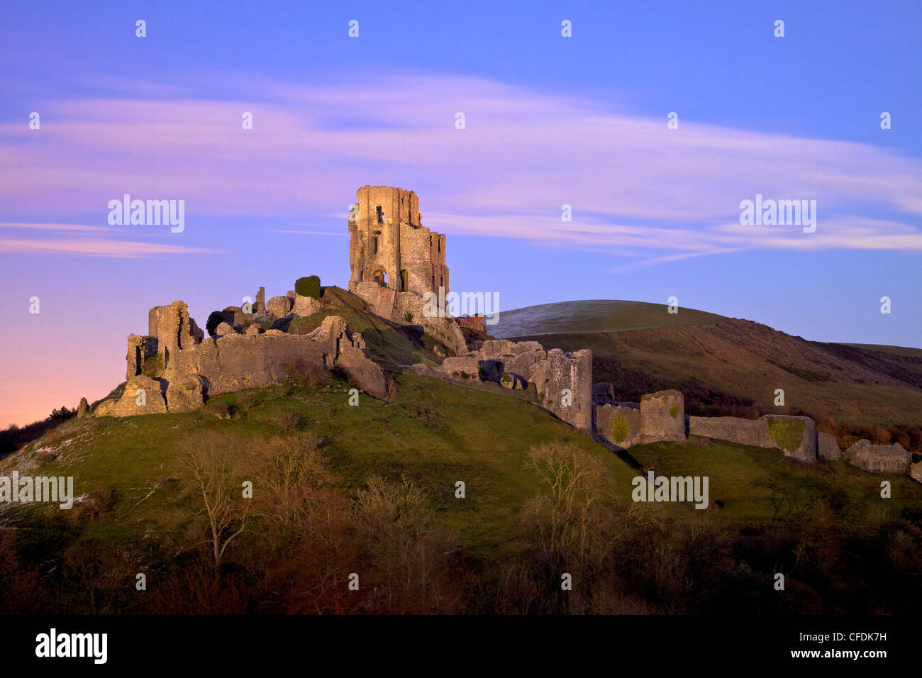 Les ruines du 11ème siècle château de Corfe après le coucher du soleil, près de Wareham, l'île de Purbeck, Dorset, Angleterre, Royaume-Uni. L'Europe Banque D'Images