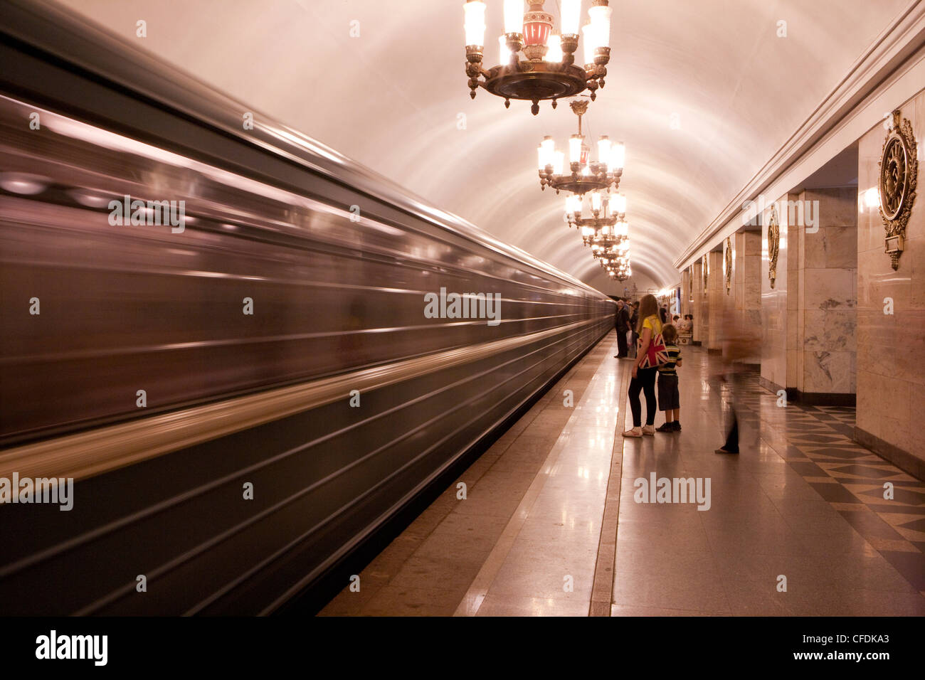 Train arrive à la station de métro Métro, SaintPétersbourg, Russie