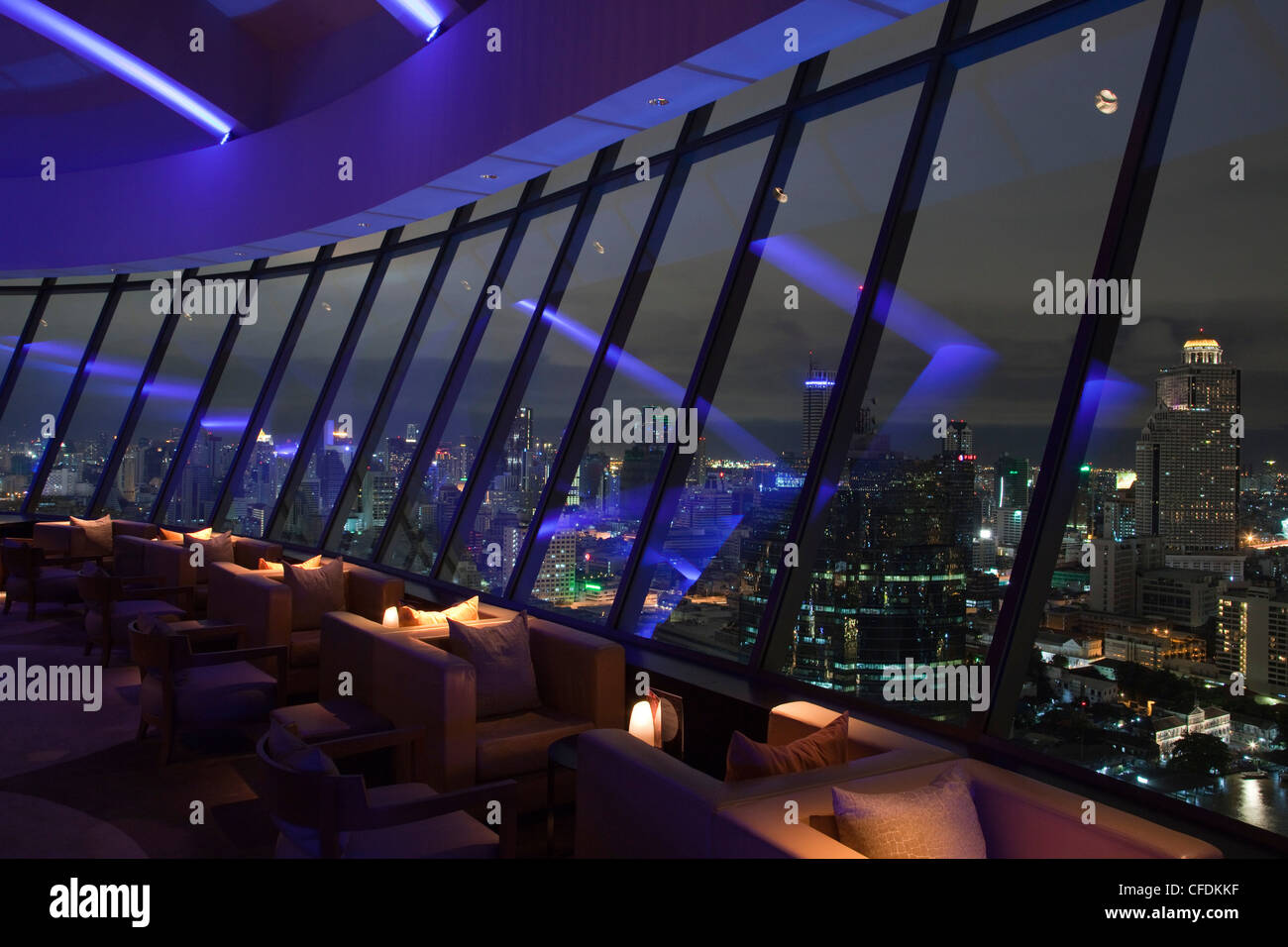 Design élégant à soixante trois Bar de l'hôtel Millennium Hilton Bangkok, Thaïlande, Banque D'Images