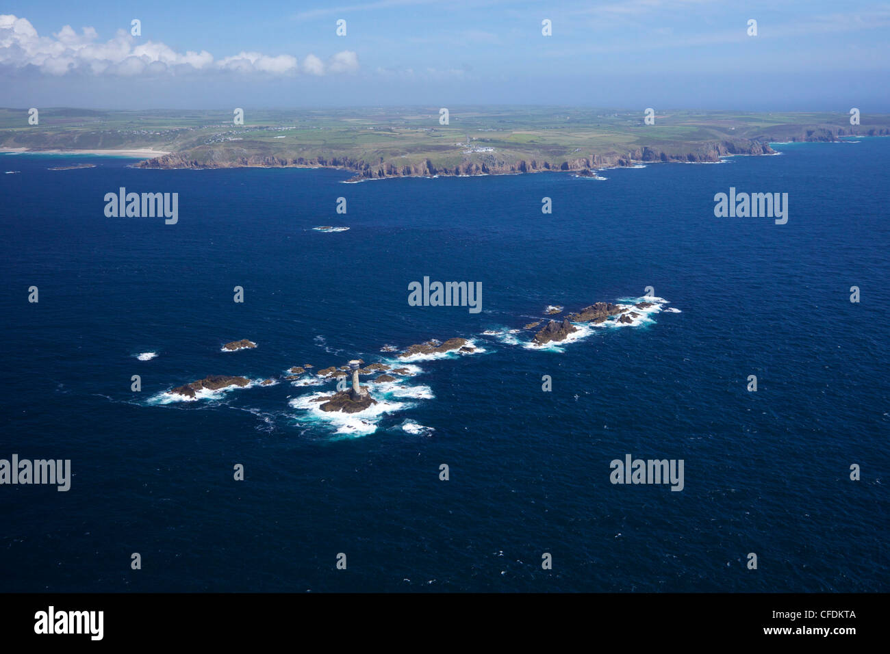 Photo aérienne du phare et des terres de Drakkars Fin Péninsule, West Penwith, Cornwall, Angleterre, Royaume-Uni, Europe Banque D'Images