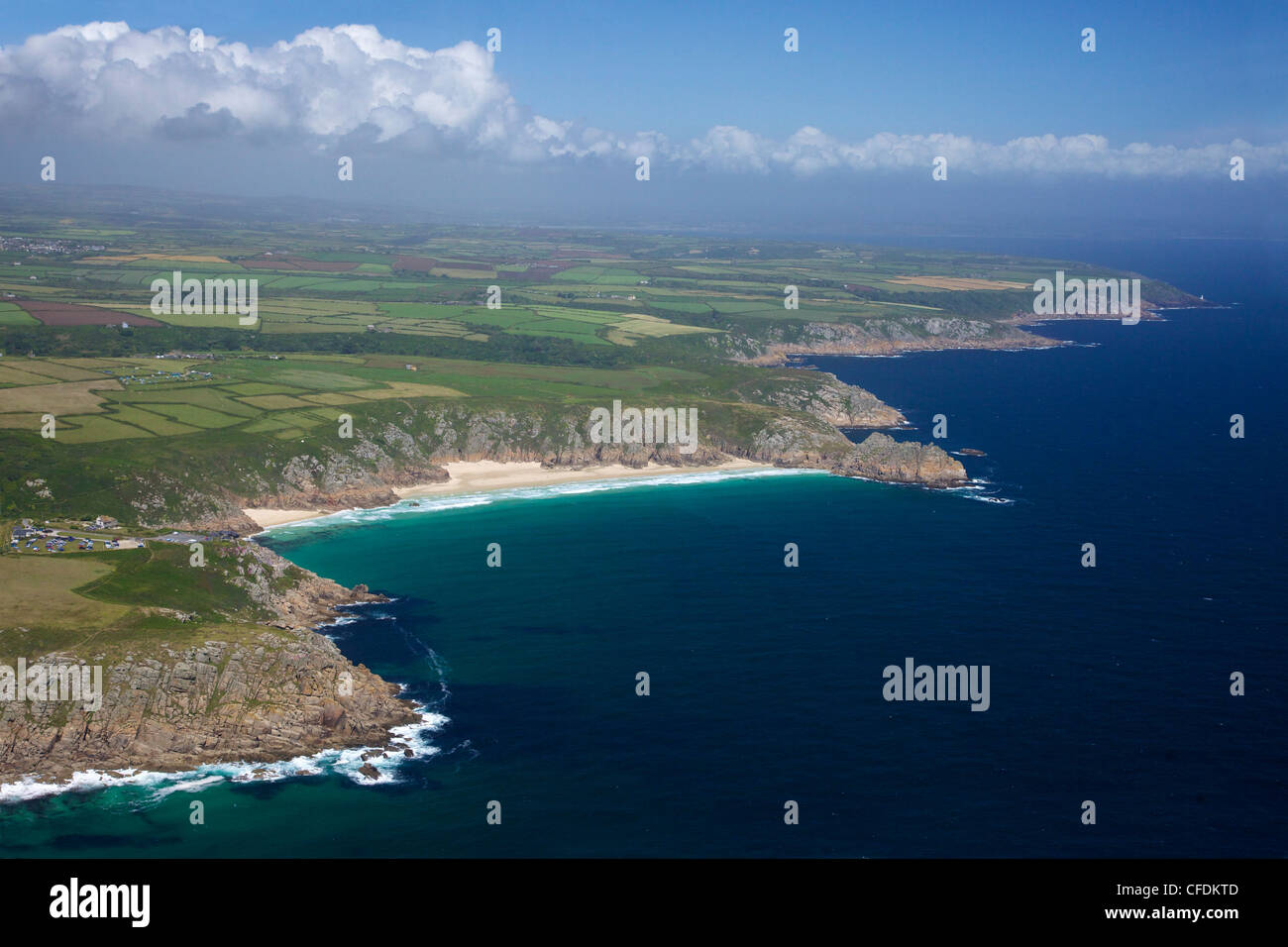 Photo aérienne de la péninsule de Lands End, Treen Falaise, Logan Rock, West Penwith, Cornwall, England, UK Banque D'Images