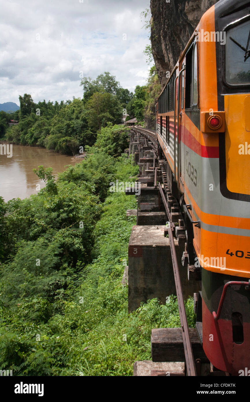 Locomotive moderne de train touristique sur chevalets en bois viaduc de Trans Rivière Kwai de chemin de fer de la mort à Saphan Tham Krasae, près de Kanch Banque D'Images