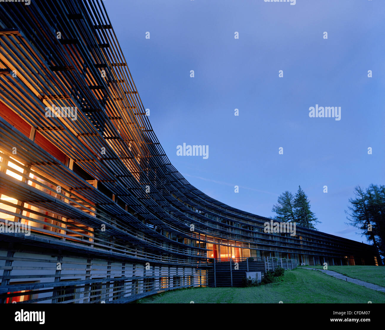 Vue extérieure de l'hôtel dans la soirée, Vigilius Mountain Resort, Vigiljoch, Lana, Trentino-Alto Adige/Suedtirol, Italie Banque D'Images