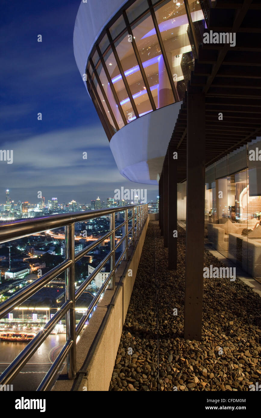 Vue de nuit à partir de 60 bar de trois millénaire Hilton Hotel, Bangkok, Thaïlande Banque D'Images