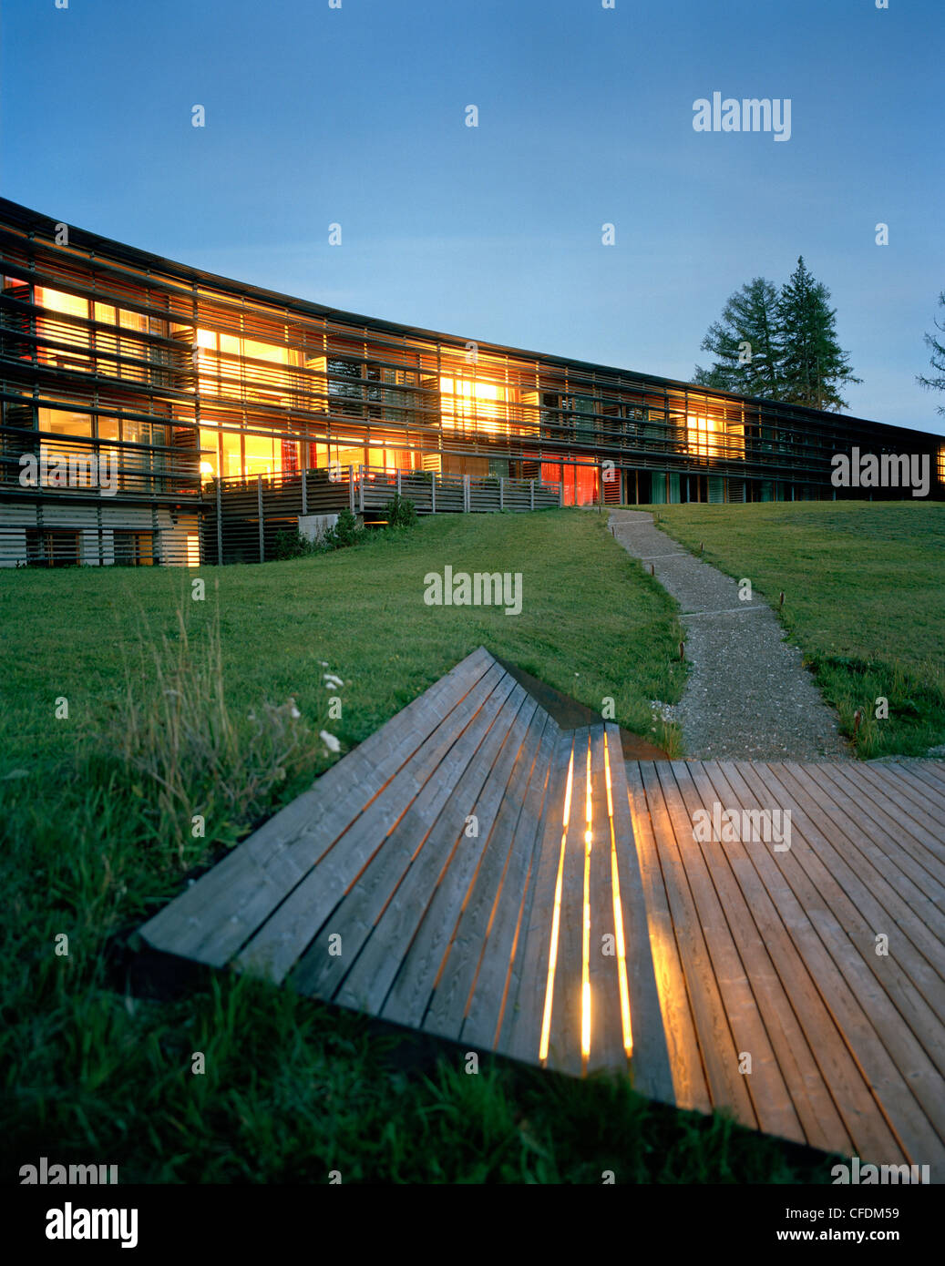 Vue extérieure d'un hôtel dans la soirée, Vigilius Mountain Resort, Vigiljoch, Lana, Trentino-Alto Adige/Suedtirol, Italie Banque D'Images
