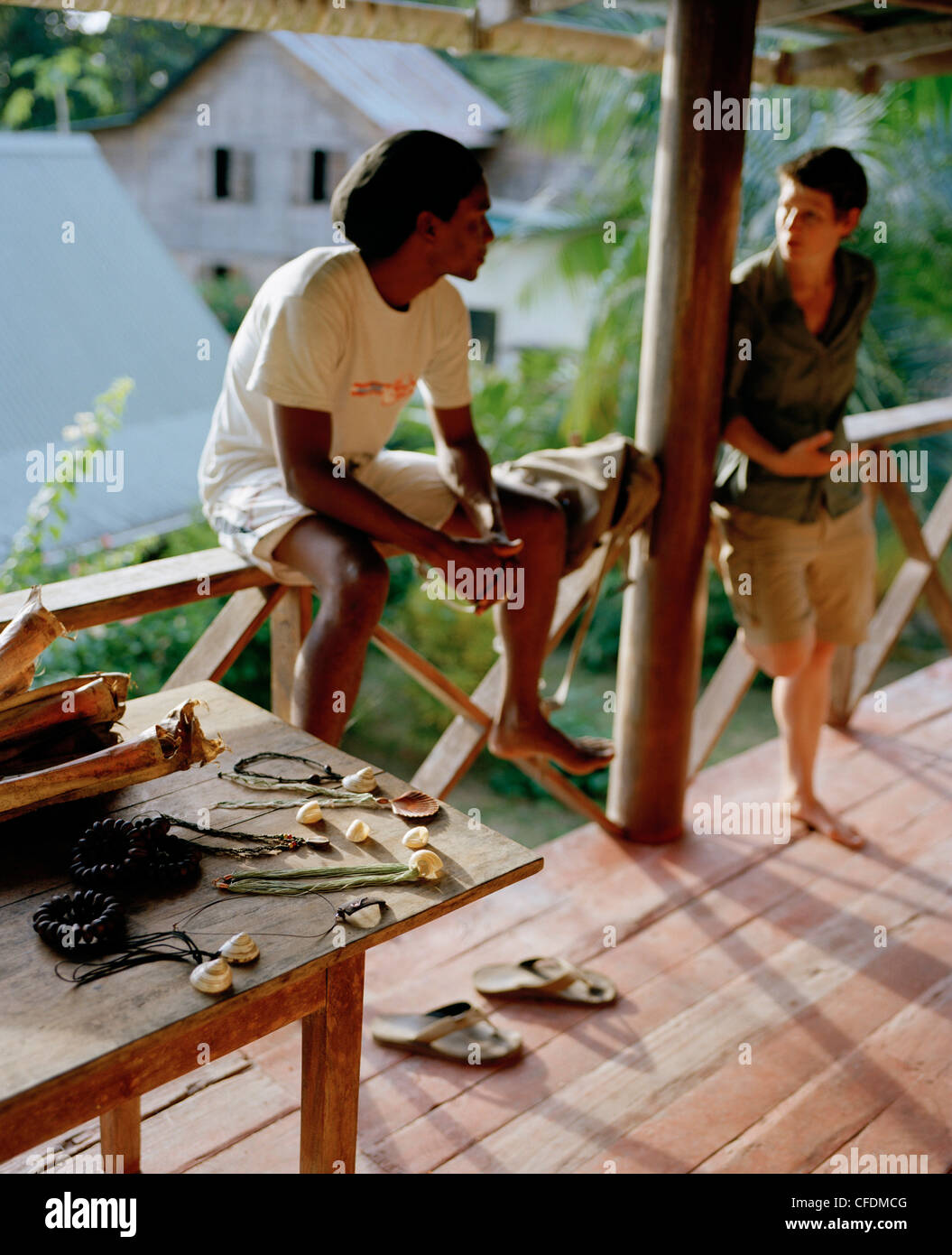 Guide de terrain et bijoux Silvin Fanchette et auteur sur la terrasse de son ancienne maison de style typique de l'île de La Passe, L Banque D'Images