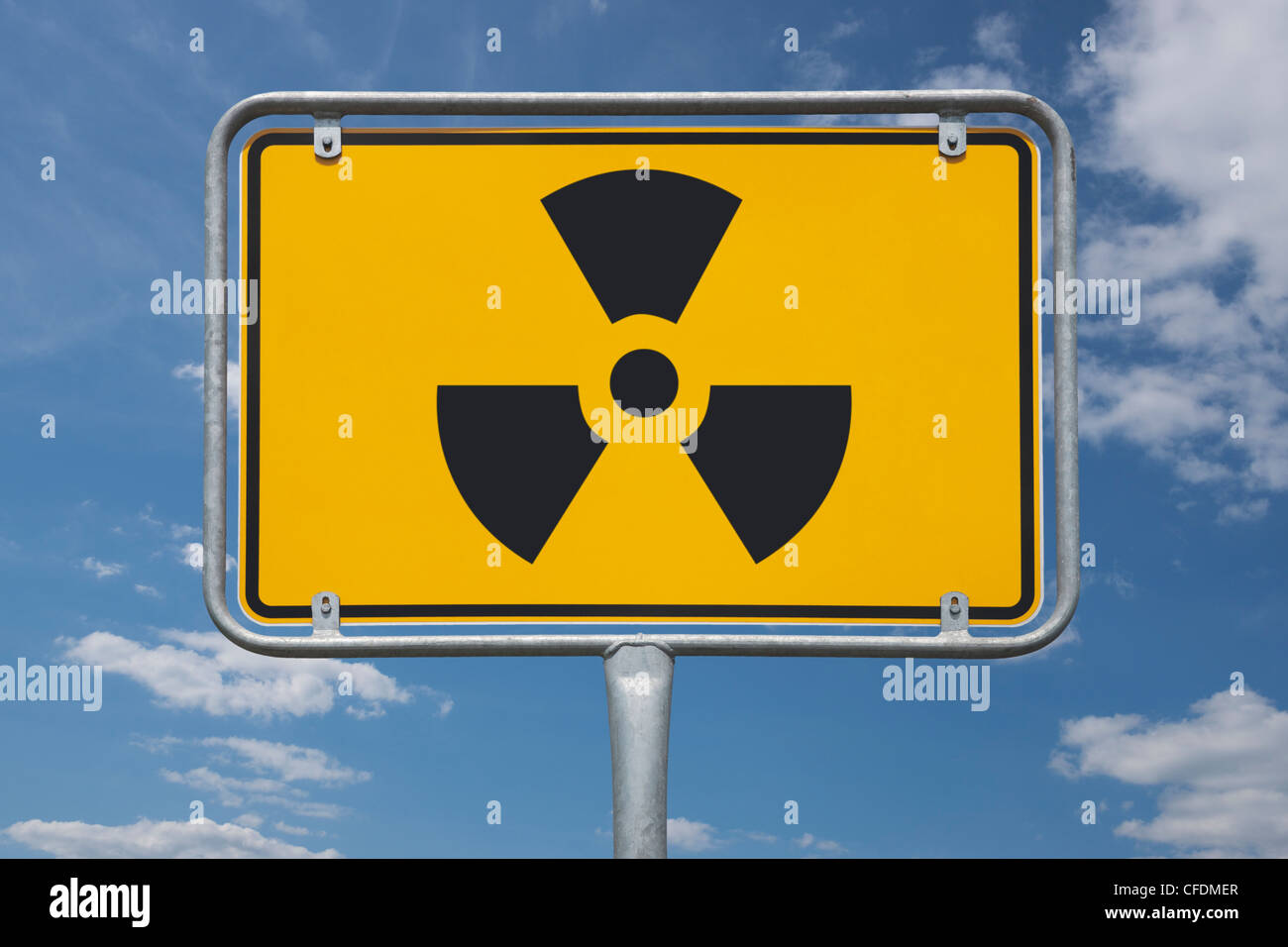 Vue de l'entrée ville signe avec le symbole de la radioactivité, fond ...