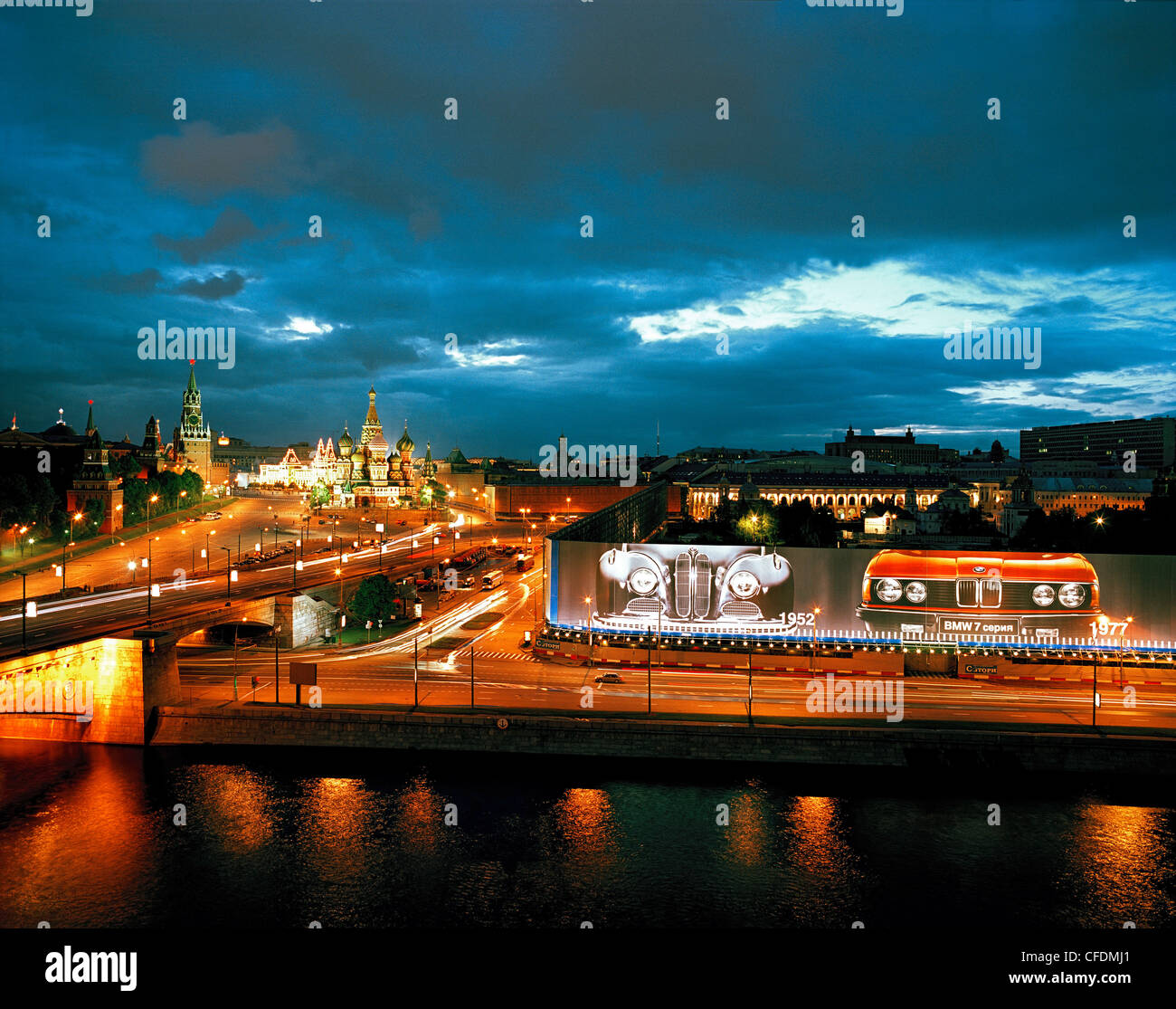 Vue de l'établissement Kempinski Hotel Moskva plus de la cathédrale Saint-Basile, la Place Rouge et du Kremlin, sur la droite, les panneaux d'BMW Moscou, Rus Banque D'Images