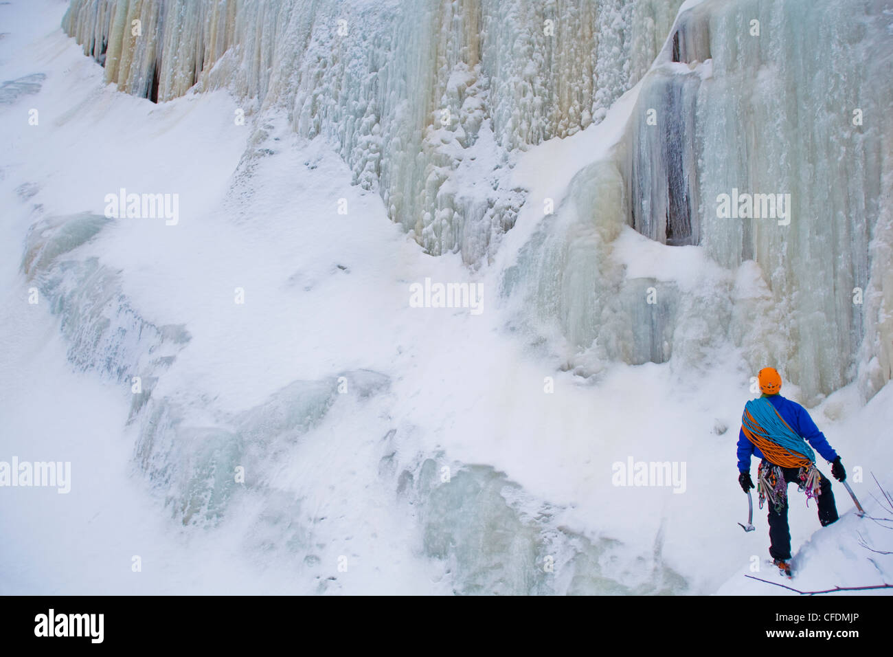 Un jeune homme s'apprête à monter la Mer de Glace 4 +, près de St Raymond, Québec, Canada Banque D'Images