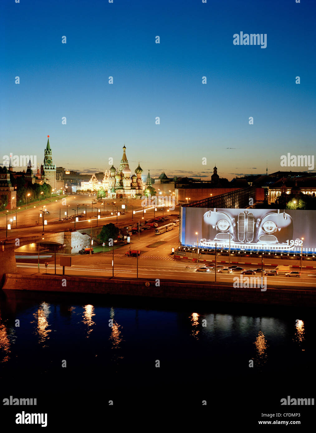 Vue de l'établissement Kempinski Hotel Moskva plus de la cathédrale Saint-Basile, la Place Rouge et du Kremlin, sur la droite, les panneaux d'BMW Moscou, Rus Banque D'Images