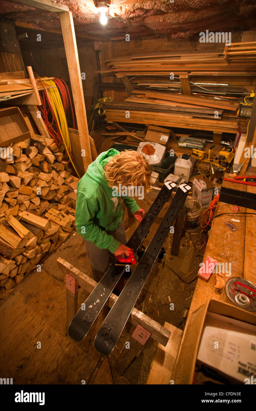 Cires male skier skis neige fraîche qui est tombée Banque D'Images