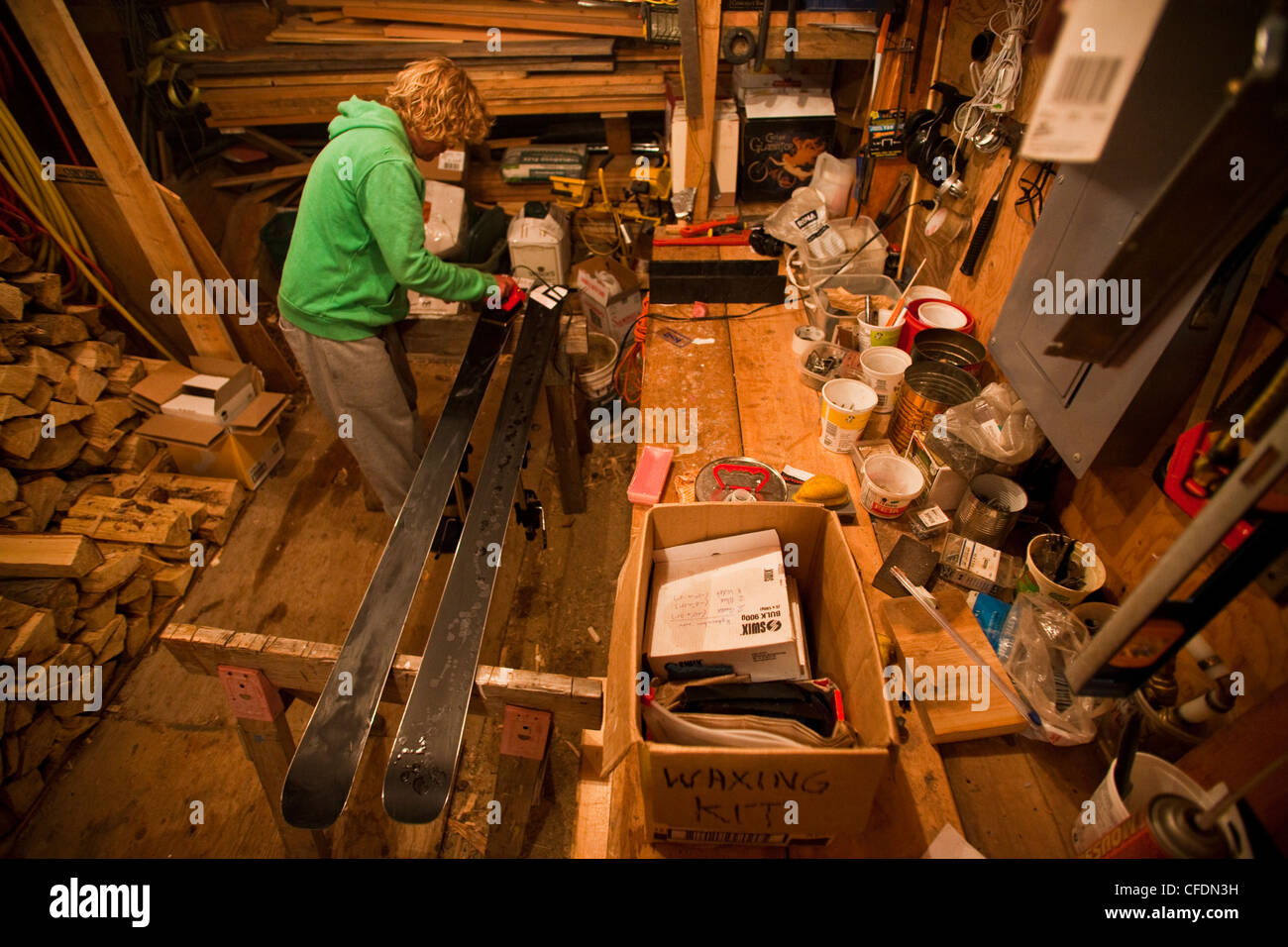 Cires male skier skis neige fraîche qui est tombée Banque D'Images