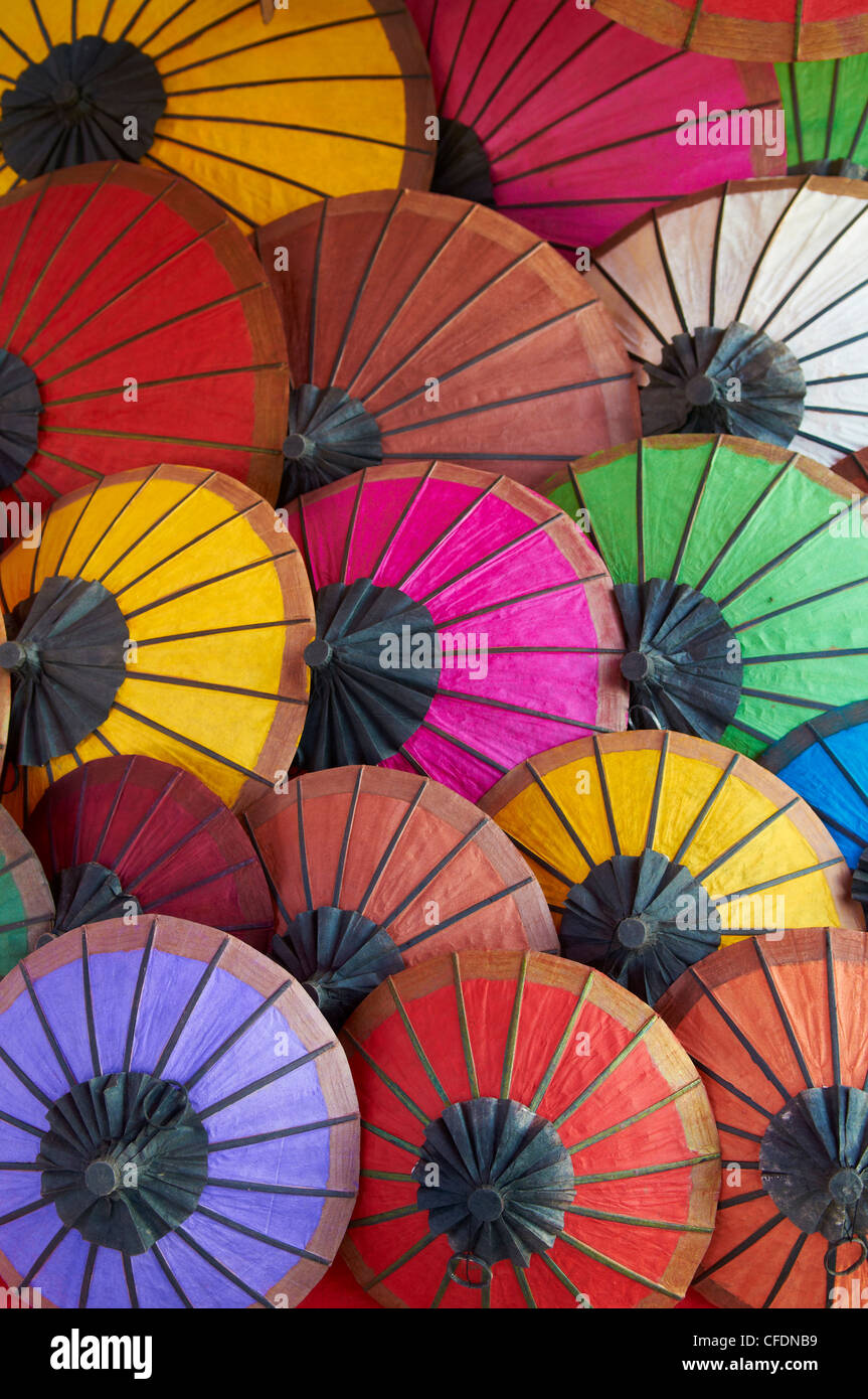 Parapluies de papier fait main dans le marché de nuit, Luang Prabang, Laos,  Indochine, Asie du Sud, Asie Photo Stock - Alamy