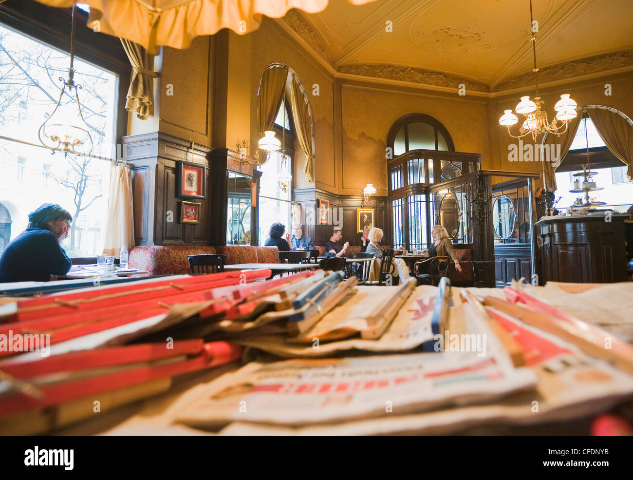 Des journaux gratuits à un cafe, café Sperl Gumpendorfer Gürtel,, Vienne, Autriche, Europe Banque D'Images