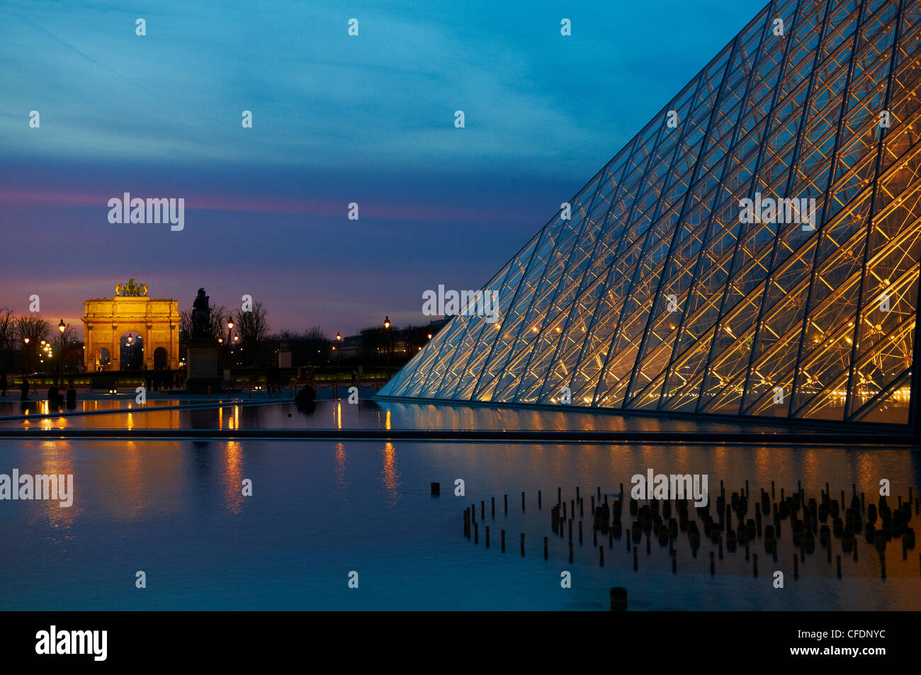 La pyramide du Louvre la nuit, Paris, France, Europe Banque D'Images