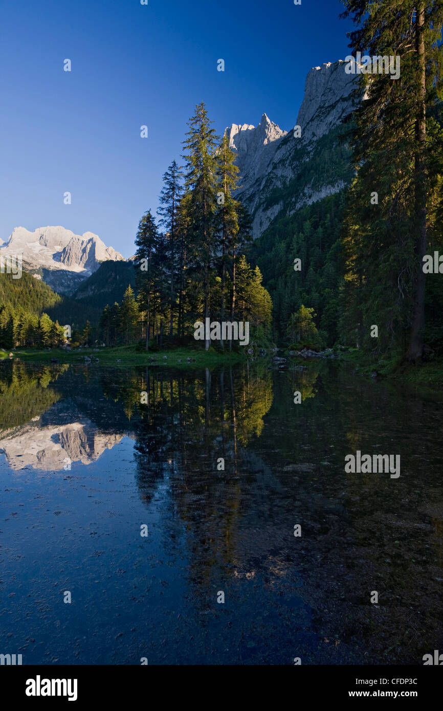 Le petit lac Gosaulacke sous ciel bleu, Gosau, montagnes de Dachstein, Salzkammergut, Haute Autriche, Autriche, Europe Banque D'Images