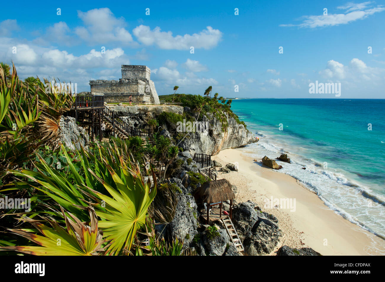 Tulum beach et temple à El Castillo de Tulum site Maya, Tulum, Quintana Roo, Mexique, Banque D'Images