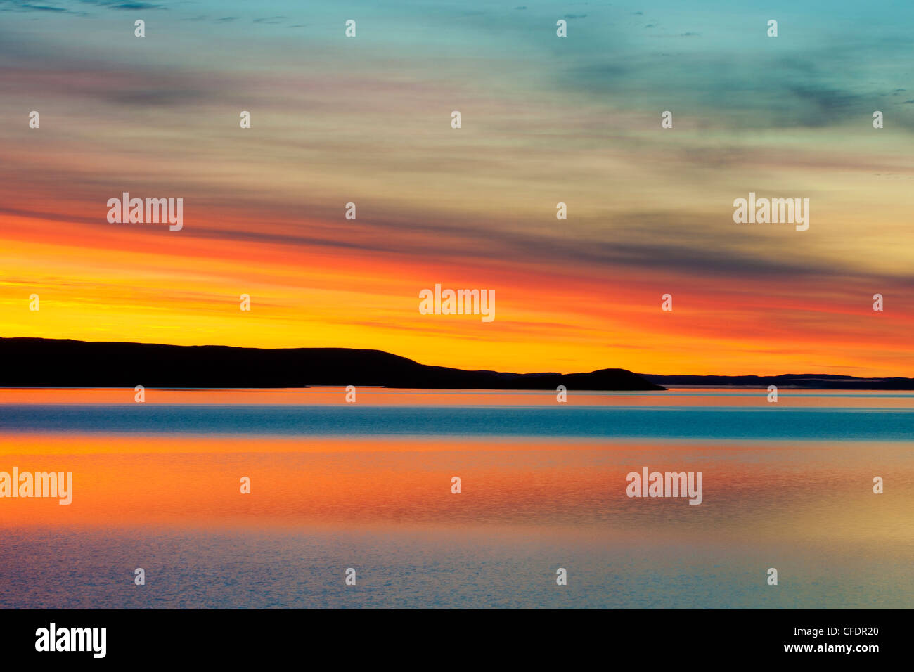 Lever du soleil d'automne , le lac Point, terres stériles, centre des Territoires du Nord-Ouest, de l'Arctique canadien Banque D'Images