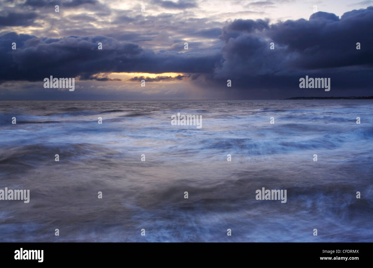 Une mer agitée à Mali Zvornik, Norfolk, Angleterre, Royaume-Uni, Europe Banque D'Images
