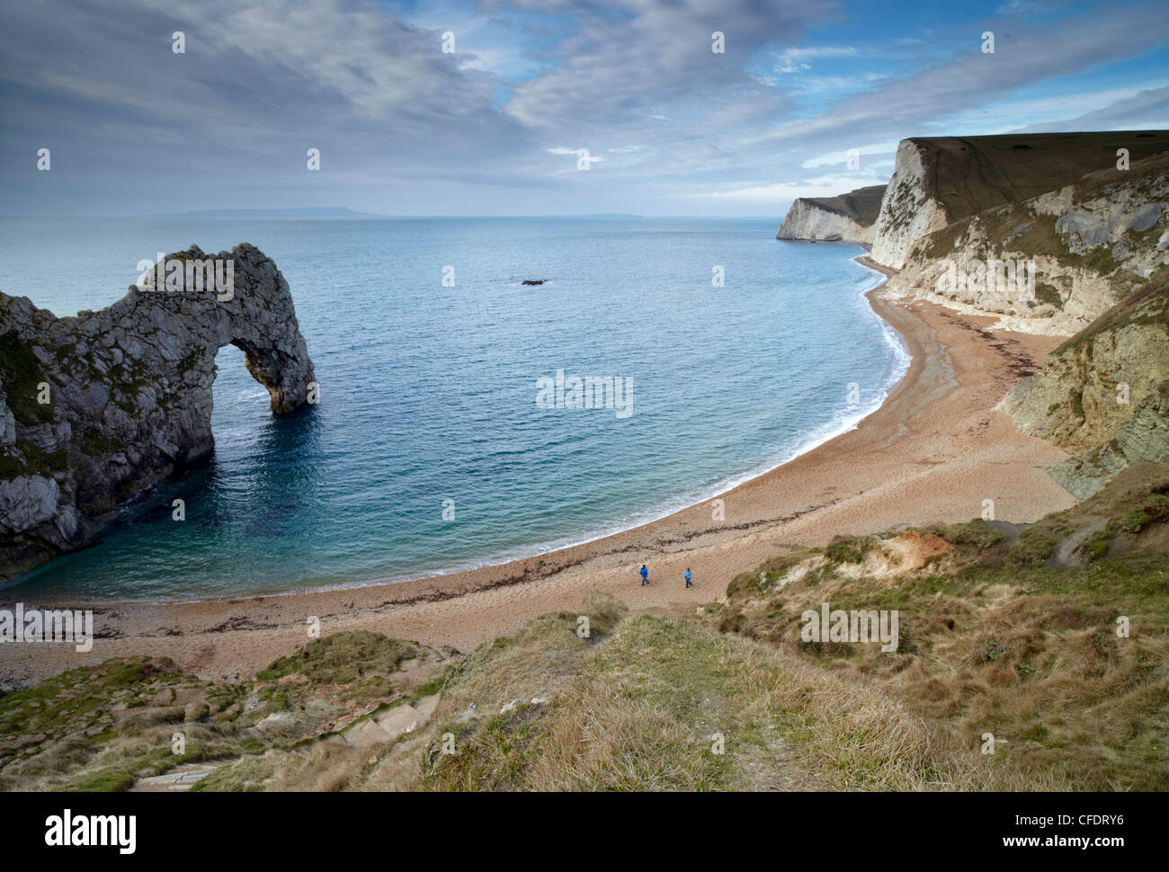 Une vue de Durdle Door, Swyre la tête et bat la tête avec l'Île de Portland à l'horizon, la Côte Jurassique, Dorset, England, UK Banque D'Images