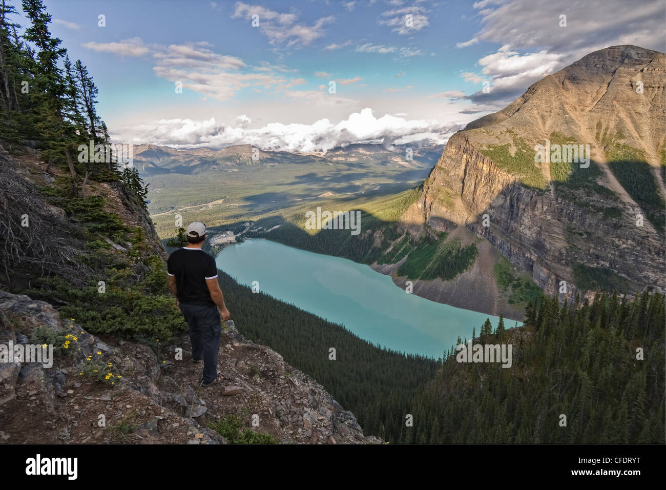 Randonneur sur haut de la grande montagne de ruche sur à Lake Louise, dans le parc national Banff, Alberta, Canada. Banque D'Images