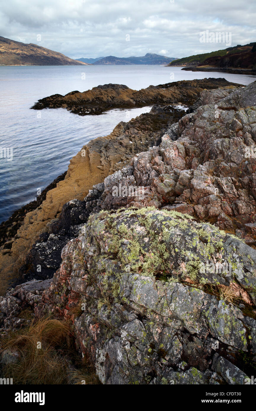 Une vue sur le Sound of Sleat avec l'île de Skye à gauche, tirée de l'Îles Sandaig, Lochalsh, Ecosse, Royaume-Uni Banque D'Images