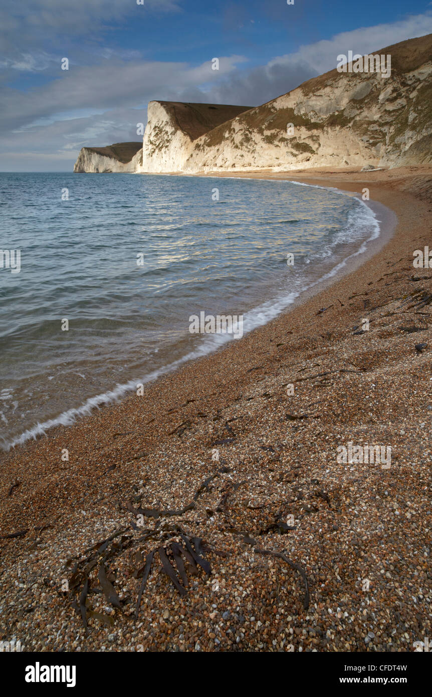 À la tête vers Swyre et bat chef de la plage à Durdle Door, Jurassic Coast, Dorset, England, UK Banque D'Images