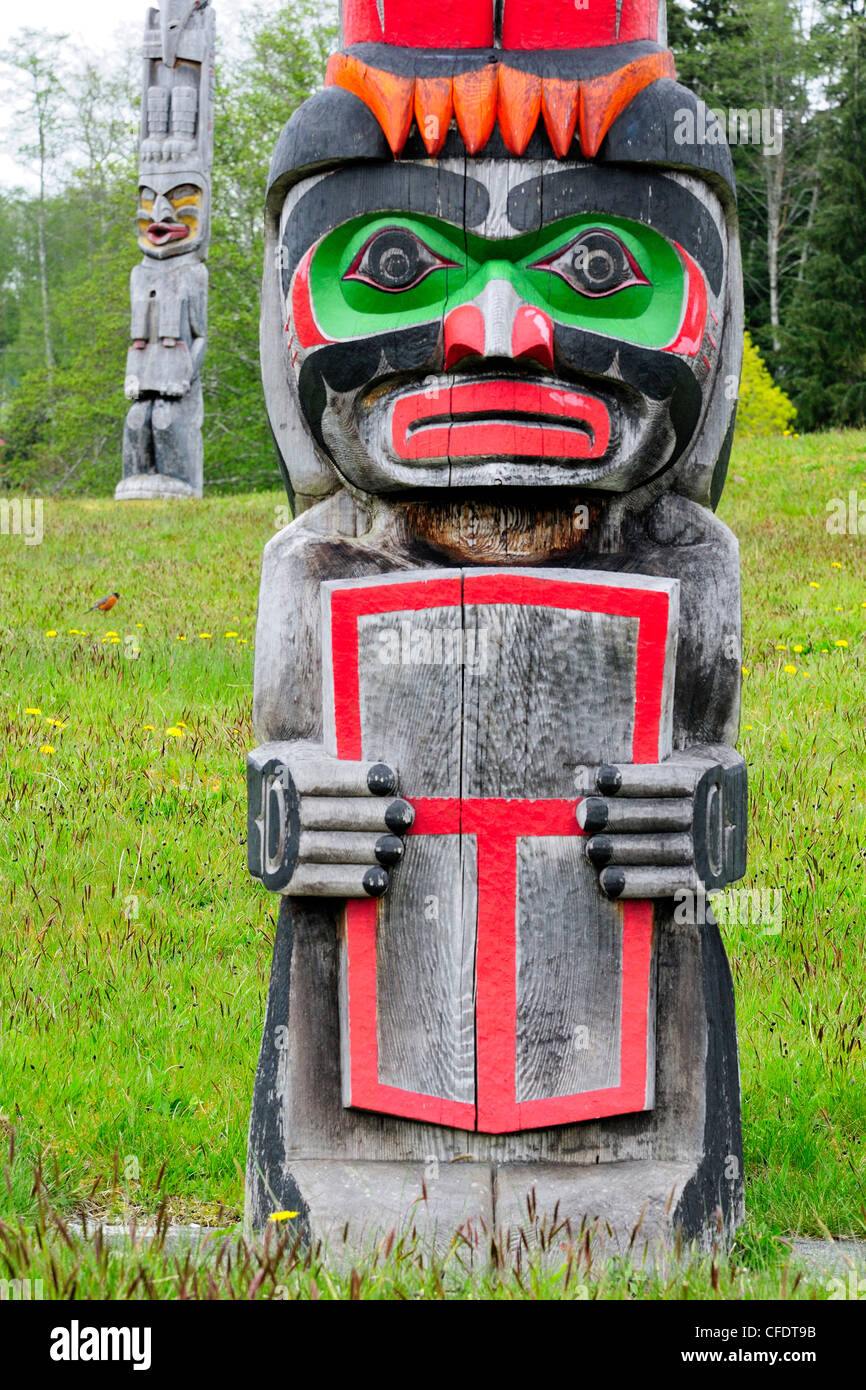 Les totems au Memorial Namgis de sépulture, Alert Bay, l'île Cormorant, près de l'île de Vancouver, Colombie-Britannique, Canada. Banque D'Images