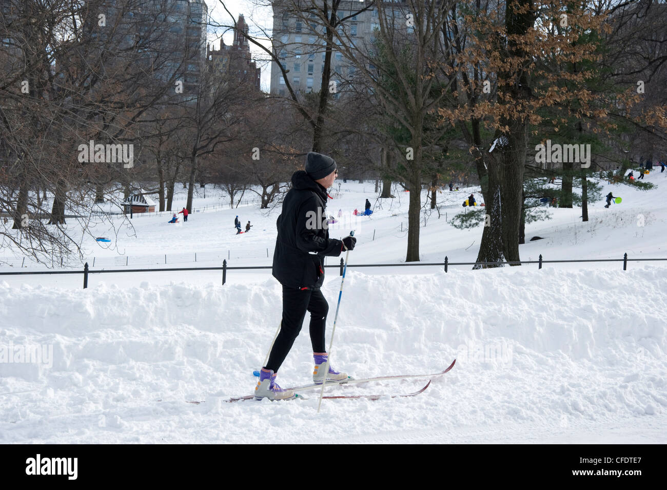 Un homme à skis de fond dans Central Park après un blizzard, New York, État de New York, États-Unis d'Amérique Banque D'Images