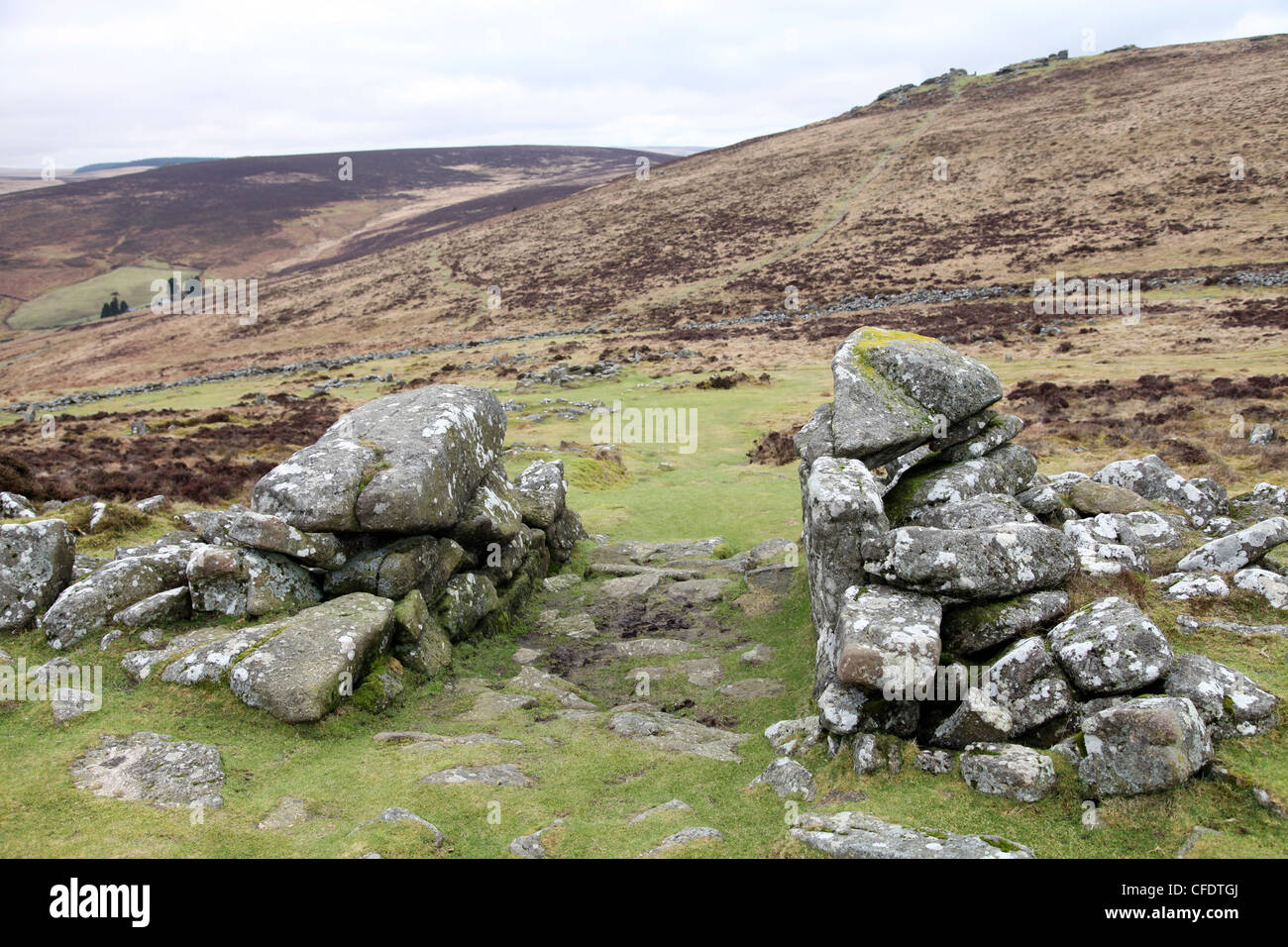 Rochers de granit formant l'entrée de Grimspound, un camp de l'âge du bronze 3500 ans, Dartmoor, dans le Devon, Angleterre, Royaume-Uni Banque D'Images