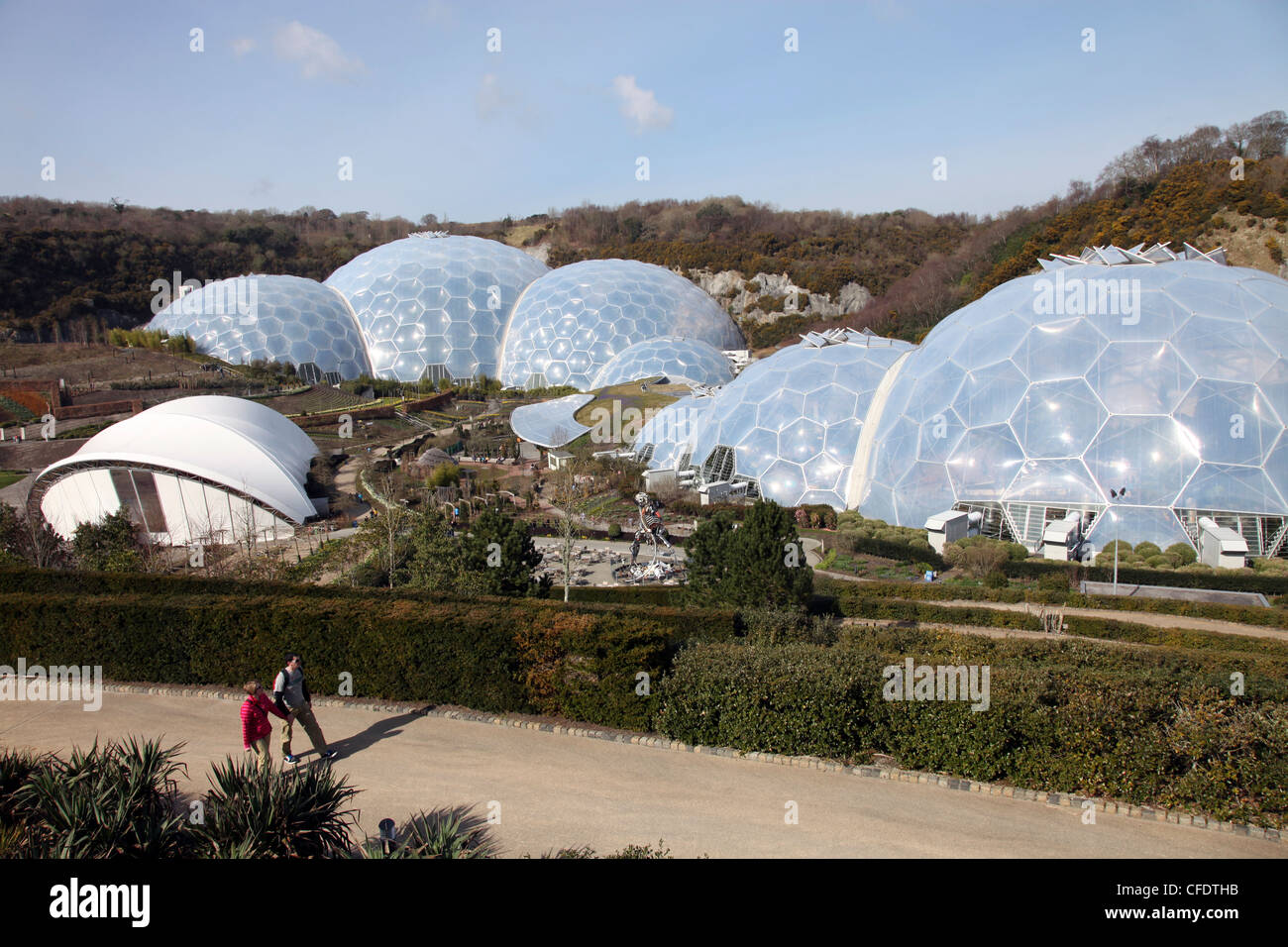 Vue du haut des biomes de la route de l'Eden Project, St Austell, Cornwall, Angleterre, Royaume-Uni, Europe Banque D'Images