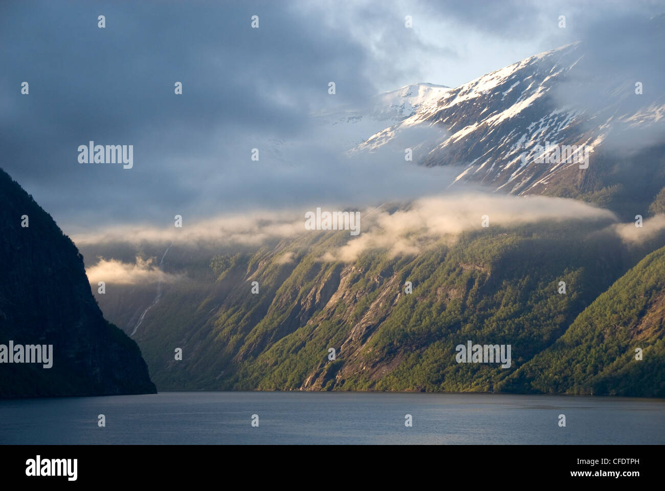 Les nuages suspendus dans l'étroite entrée du Sunnylvsfjord et le Storfjord, fjord de Geiranger, côte ouest, Norvège Banque D'Images