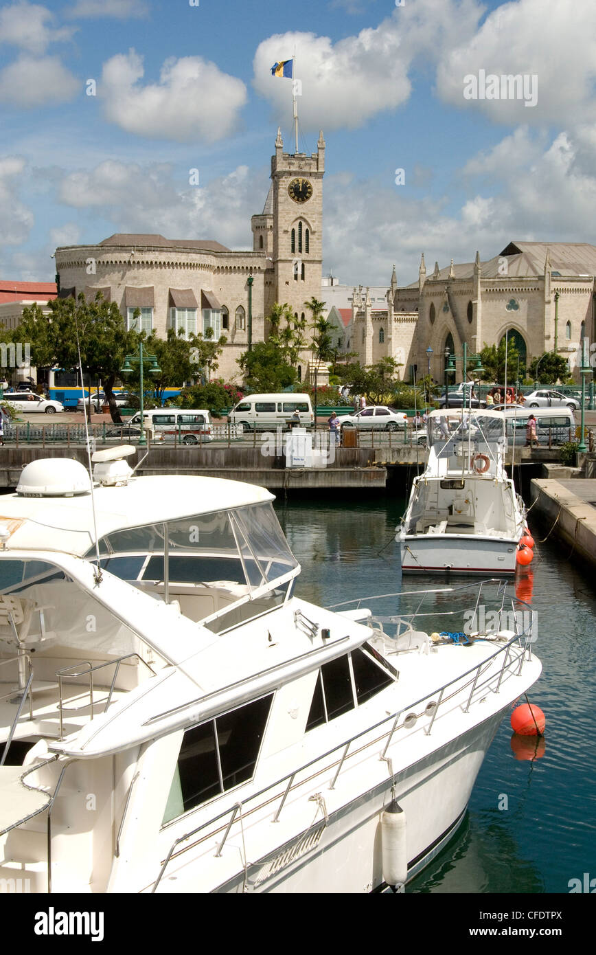 Bateaux privés dans le port de carénage, les édifices du Parlement à Bridgetown, Barbade, îles du Vent, West Indies Banque D'Images