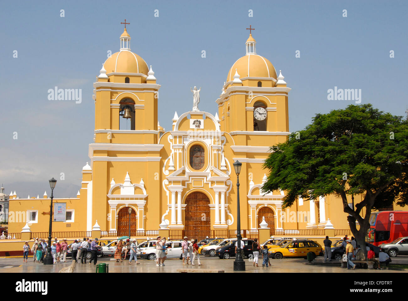 Place principale et la cathédrale, Trujillo, Pérou, Amérique du Sud Banque D'Images