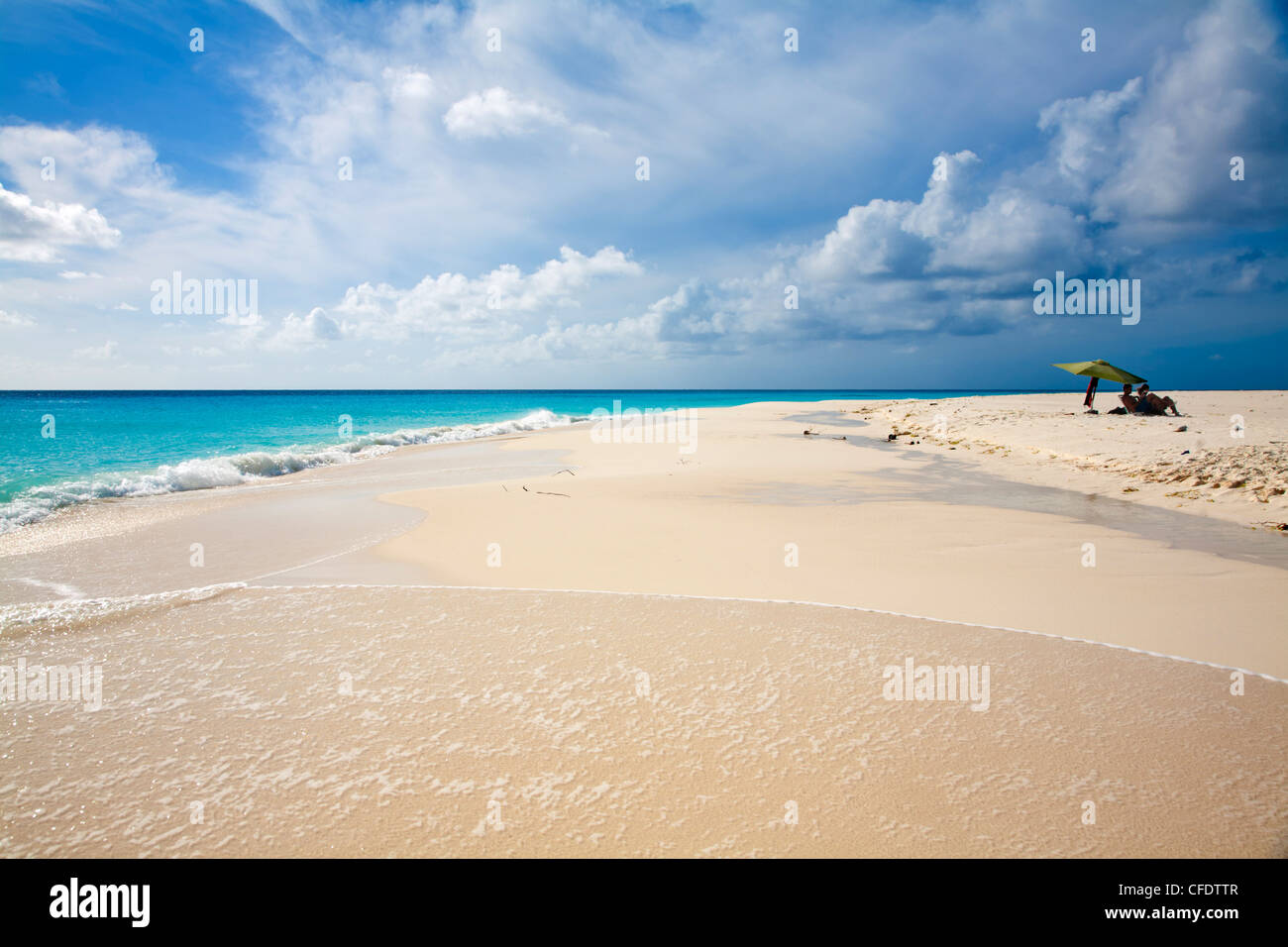 Les touristes se détendre sur la plage à l'ombre des parasols, Cayo de Agua, Parc National de l'Archipel de Los Roques, Venezuela, Amérique du Sud Banque D'Images