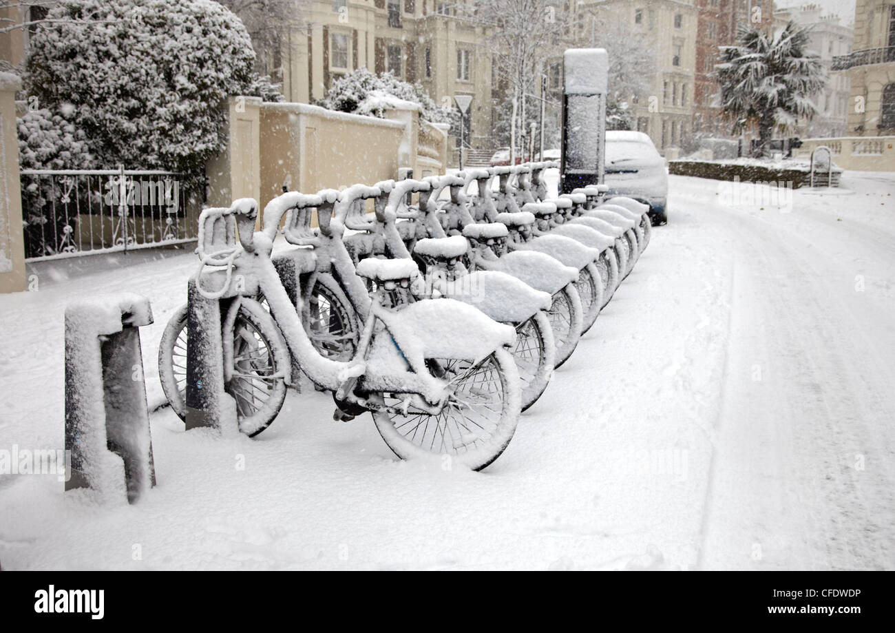 Rangées de louer des vélos dans la neige, Notting Hill, Londres, Angleterre, Royaume-Uni, Europe Banque D'Images