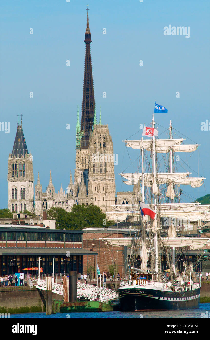 Le Belem voilier 3 mats, à Rouen, sur la Seine, dans l'arrière-plan La cathédrale Notre Dame, Rouen, Normandie, France Banque D'Images