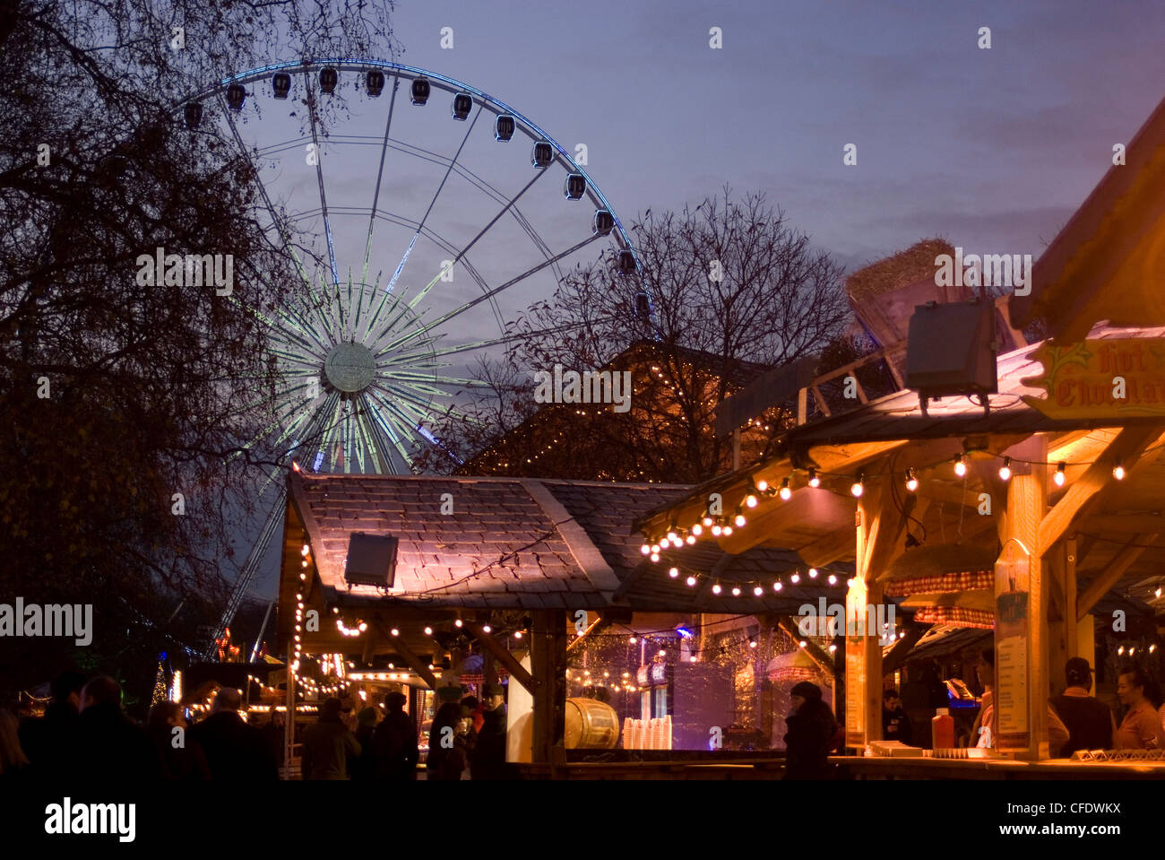 Vue de la Grande Roue et la nourriture et la boisson est, Wonderland,Noël, Hyde Park, Londres, Angleterre, Royaume-Uni Banque D'Images