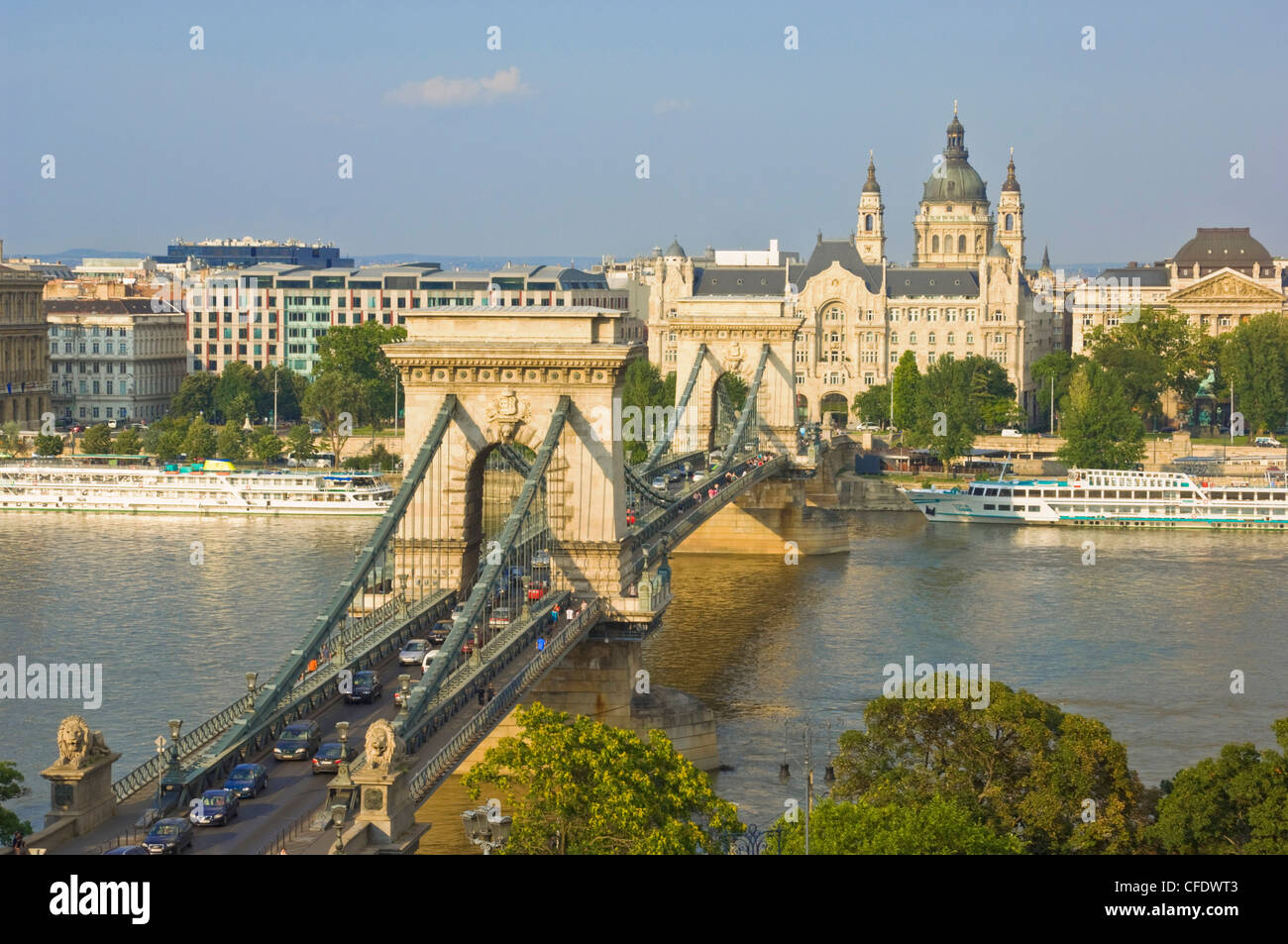 La conduite du trafic sur le Danube, sur le Pont des chaînes Széchenyi Lanchid (), Budapest, Hongrie Banque D'Images