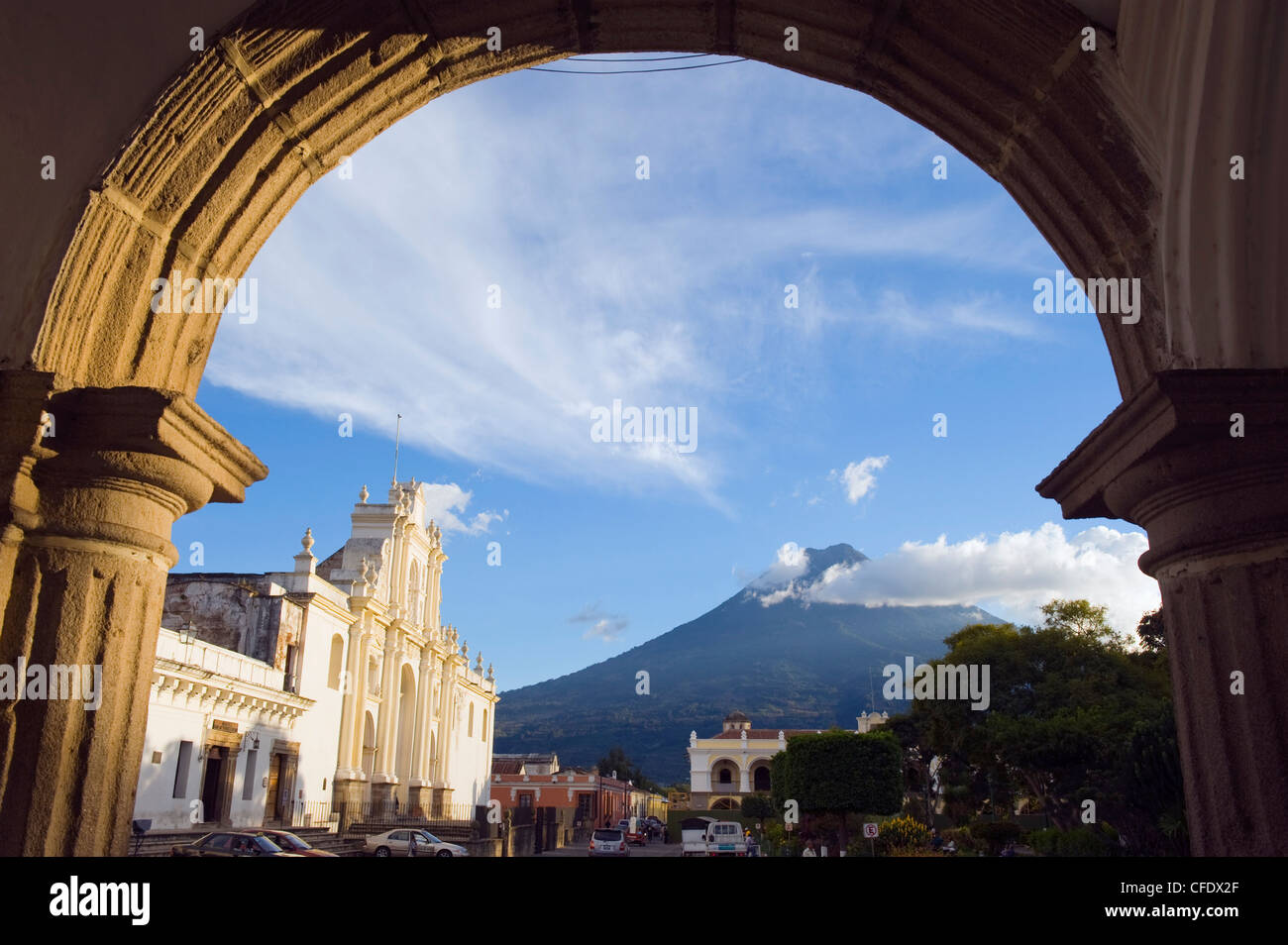 Cathédrale et Volcan de Agua, 3765m, Antigua, Guatemala, Amérique Centrale Banque D'Images