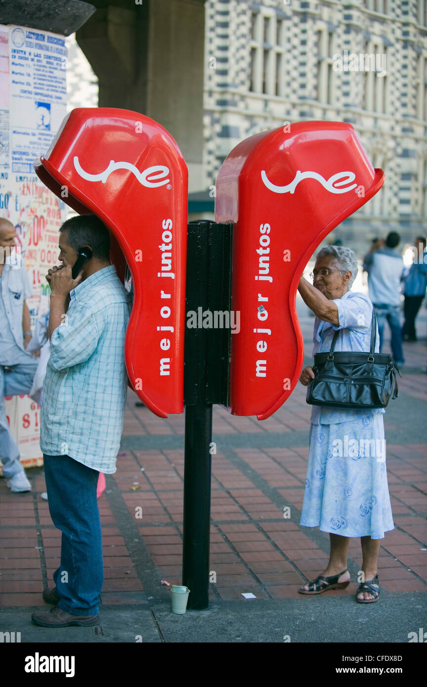 Les personnes appelant d'une cabine téléphonique, Medellin, Colombie, Amérique du Sud Banque D'Images