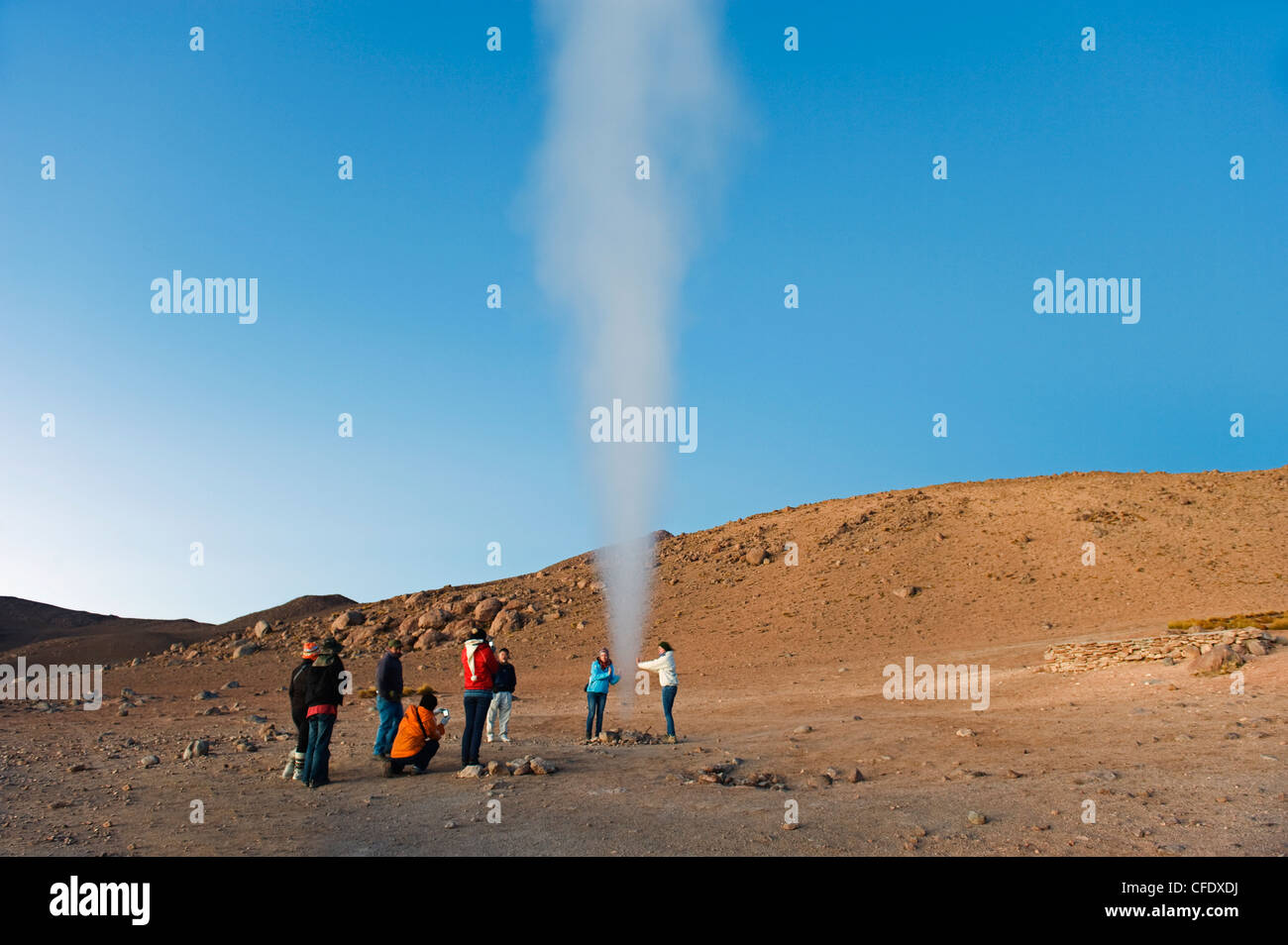 Les touristes à la recherche à des geysers en réserve nationale andine Eduardo Avaroa, Bolivie, Amérique du Sud Banque D'Images