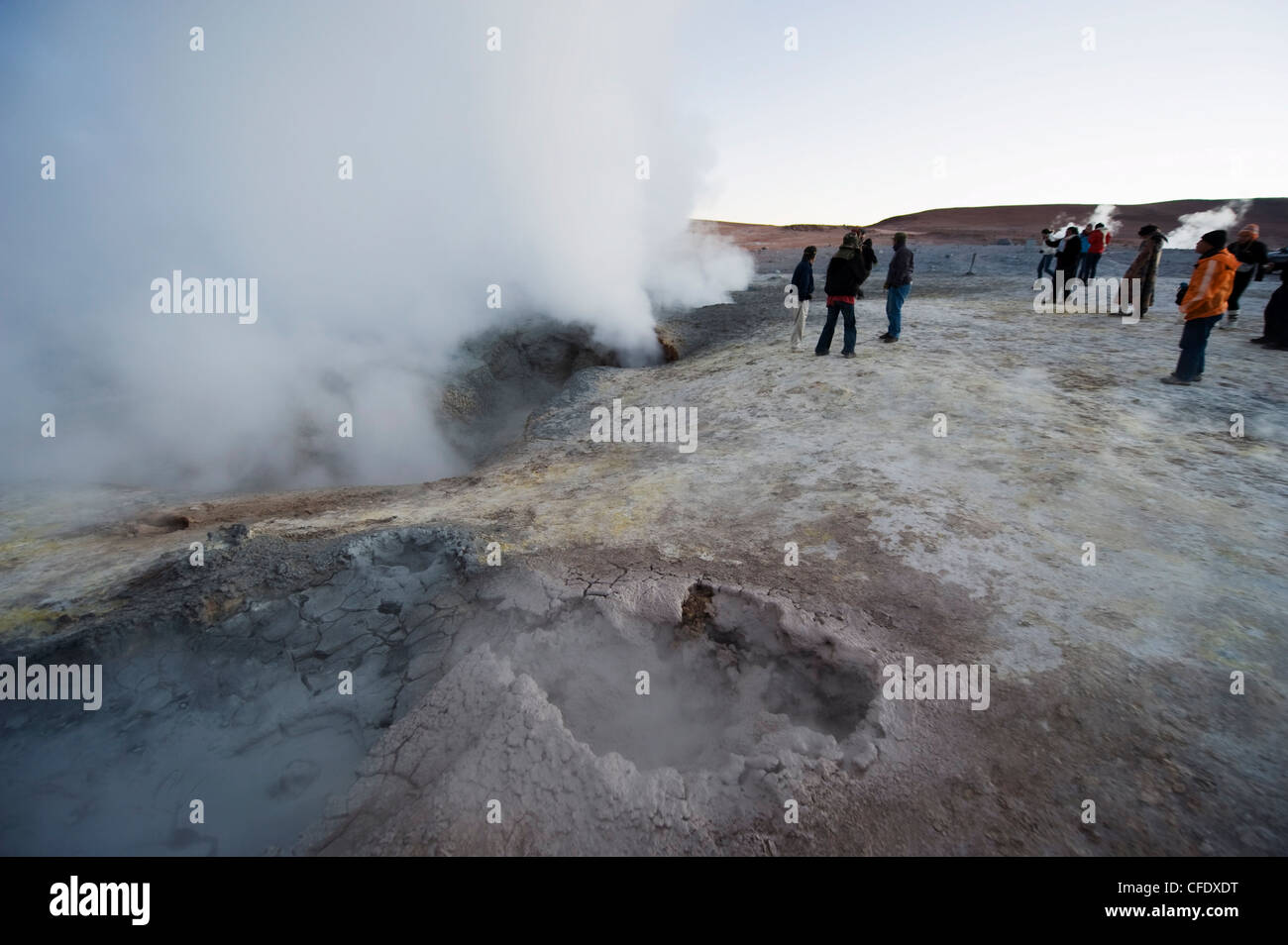 Les touristes à la recherche à des geysers en réserve nationale andine Eduardo Avaroa, Bolivie, Amérique du Sud Banque D'Images