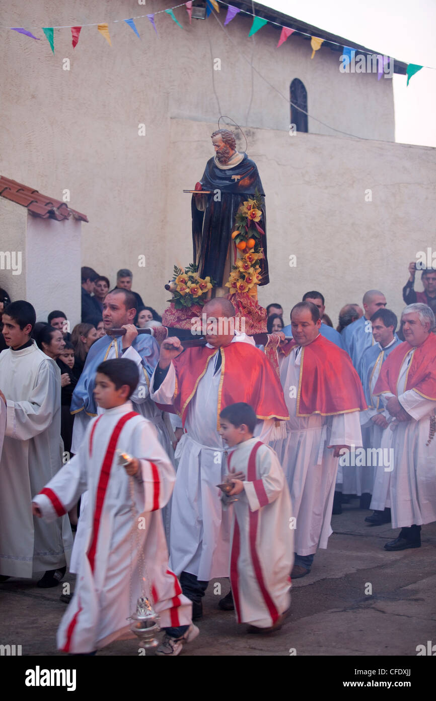 Orgosolo la procession de la Saint Antoni's fire, début du carnaval sarde, Orgosolo, Sardaigne, Italie Banque D'Images