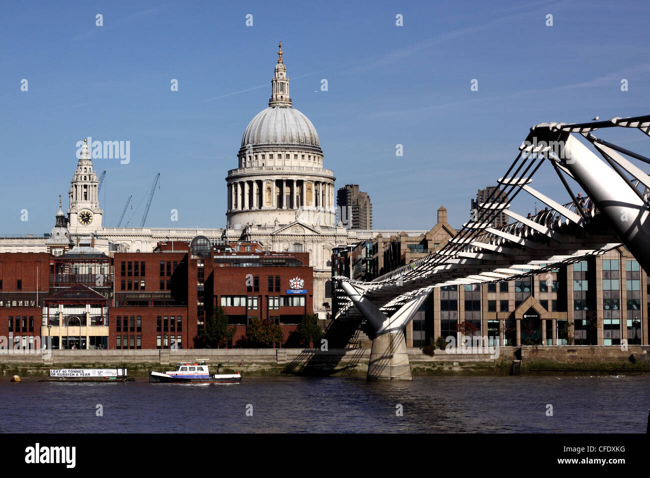 Vue sur la Tamise à partir de la rive sud, à la coupole de la Cathédrale St Paul et le Millennium Bridge. Banque D'Images