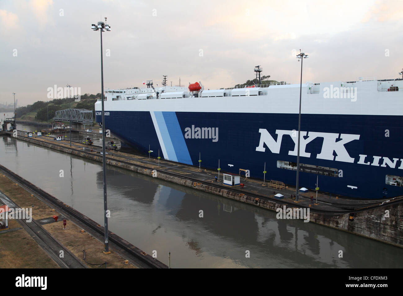 Navire de transport de voiture qui passent par l'Ecluse de Miraflores sur le Canal de Panama Banque D'Images