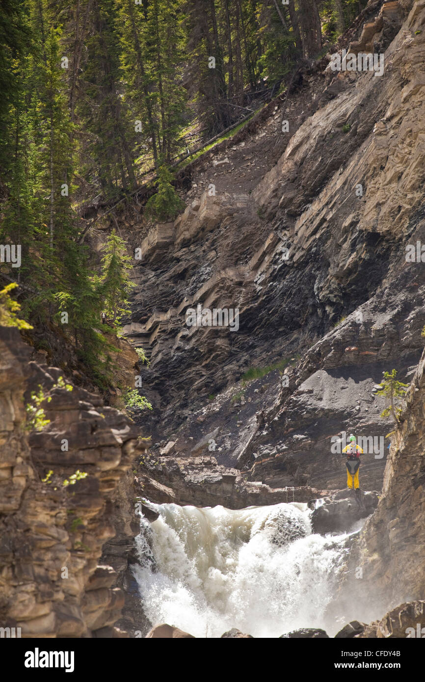 Un kayakiste d'eau vive une diminution importante des études sur la Big Horn River, Nordegg, Alberta, Canada Banque D'Images