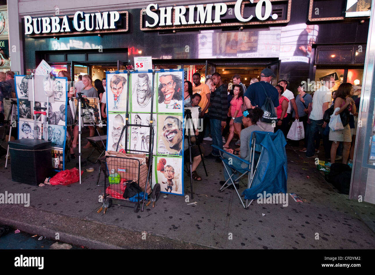 Les artistes de rue au travail sur un quartier de Times Square, New York, la nuit. USA. Banque D'Images
